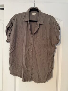 Women’s Casual Short-Sleeve Button-Up Shirt in Taupe